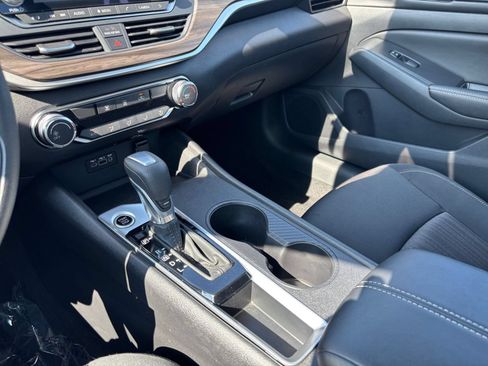 Used 2025 Nissan Altima 2.5 SV FWD image 41