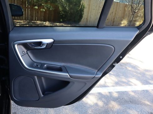 Used 2016 Volvo V60 T5 Cross Country Platinum image 25