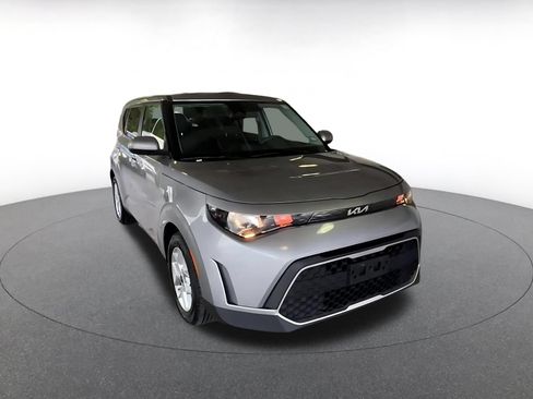 Used 2025 Kia Soul LX w/ LX Technology Package FWD image 3