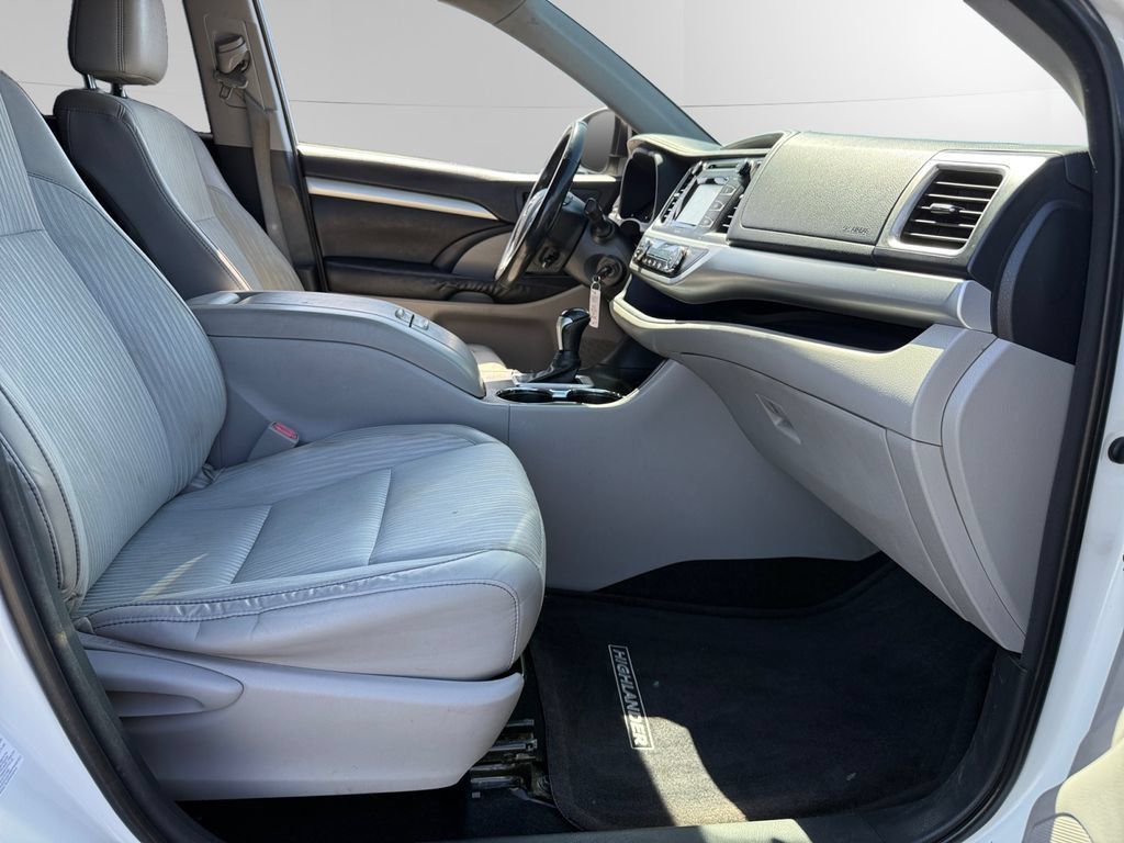 Used 2015 Toyota Highlander Plus FWD image 15
