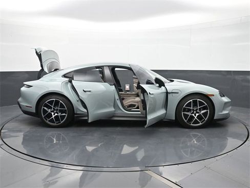Used 2025 Porsche Taycan image 33