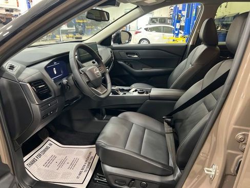 Used 2025 Nissan Rogue SL AWD/4WD image 10