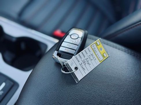 Used 2023 Ford Edge SEL w/ Sport Appearance Package image 36