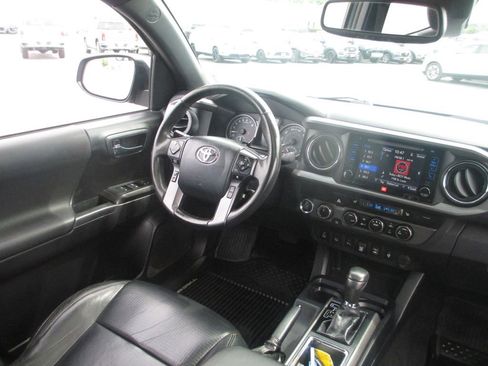 Used 2019 Toyota Tacoma TRD Off-Road AWD/4WD image 25