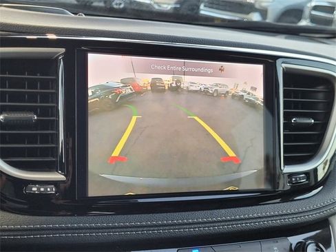 Used 2024 Chrysler Pacifica Select image 10