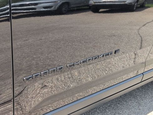 Used 2023 Jeep Grand Cherokee Altitude AWD/4WD image 13