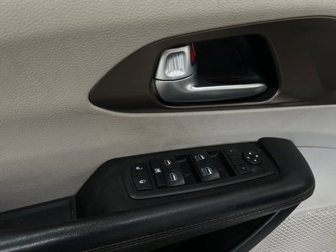 Used 2018 Chrysler Pacifica L image 26