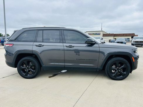 Used 2023 Jeep Grand Cherokee Limited w/ Black Appearance Package AWD/4WD image 43