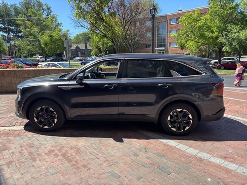 Certified 2025 Kia Sorento S w/ Panoramic Sunroof Package FWD image 4