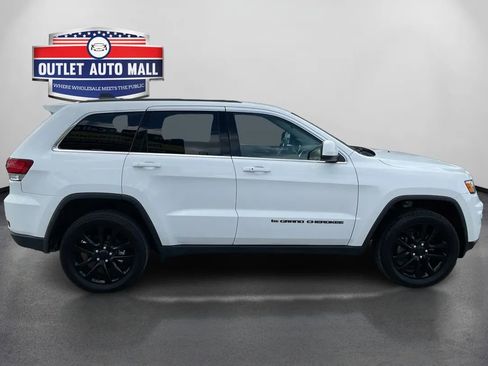 Used 2022 Jeep Grand Cherokee Laredo E AWD/4WD image 2