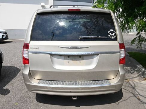 Used 2013 Chrysler Town & Country Touring FWD image 7