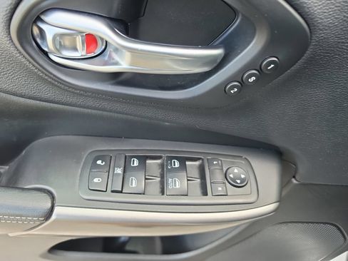 Used 2019 Jeep Cherokee Limited FWD image 19