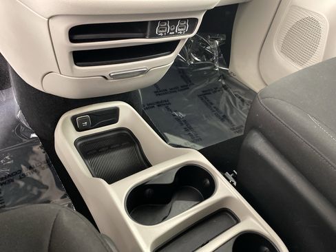 Used 2024 Chrysler Voyager LX image 30