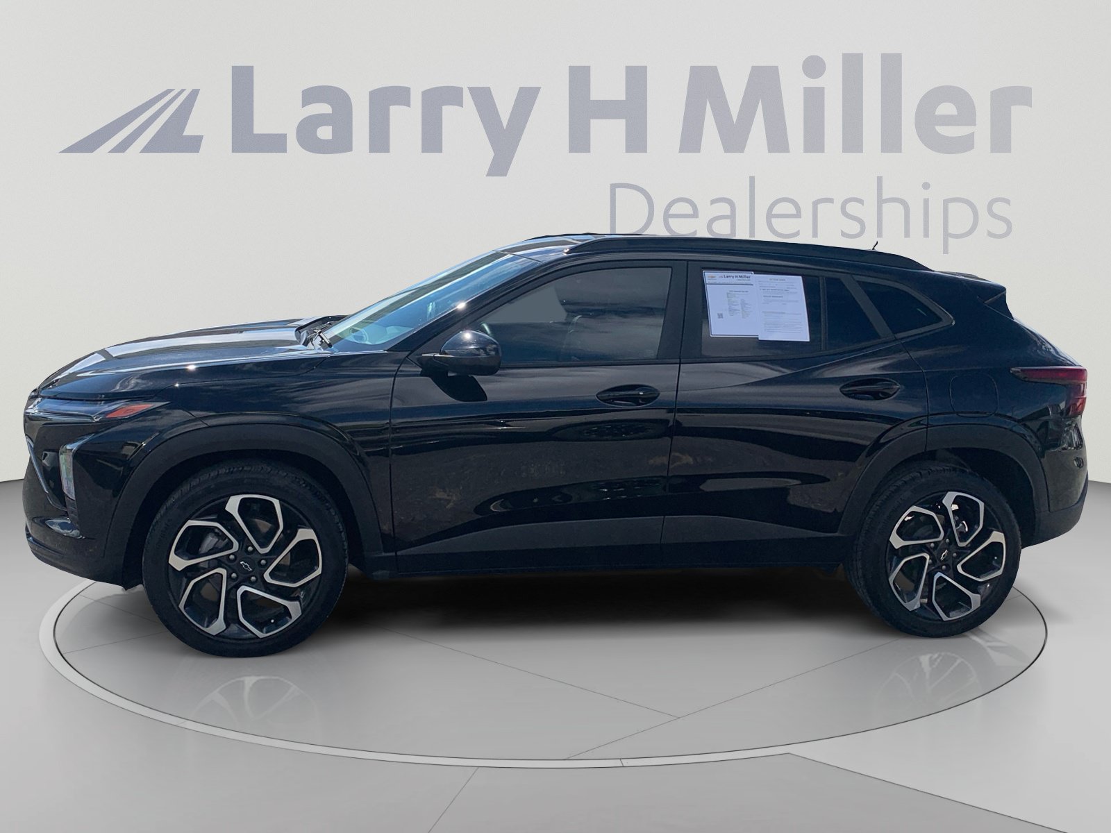 Used 2025 Chevrolet Trax RS w/ Sunroof Package FWD image 2