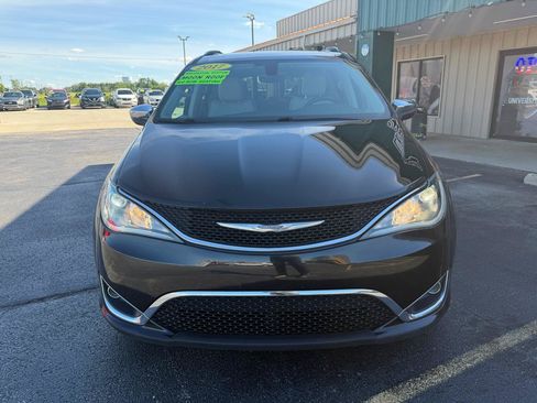Used 2017 Chrysler Pacifica Limited FWD image 8