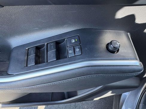 Used 2023 Toyota Highlander XLE image 19