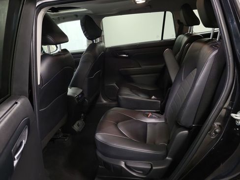 Used 2024 Toyota Highlander XLE image 25