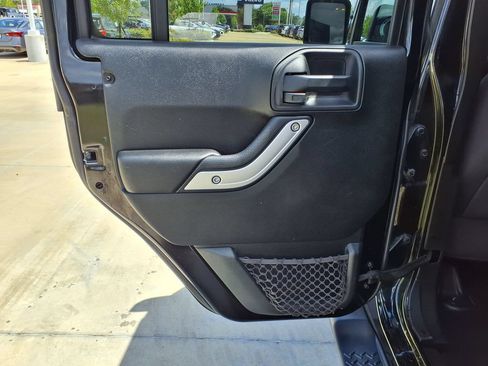 Used 2018 Jeep Wrangler Unlimited Sahara w/ Connectivity Group AWD/4WD image 15