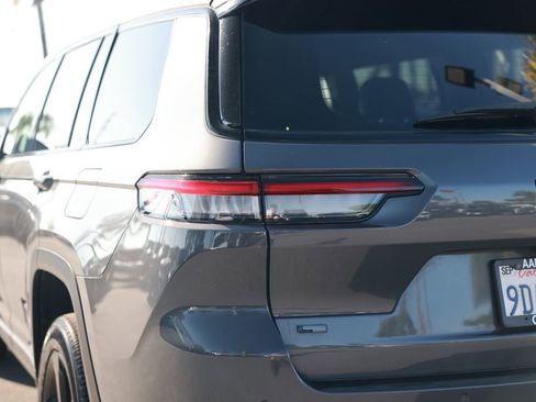 Used 2022 Jeep Grand Cherokee L Laredo image 13