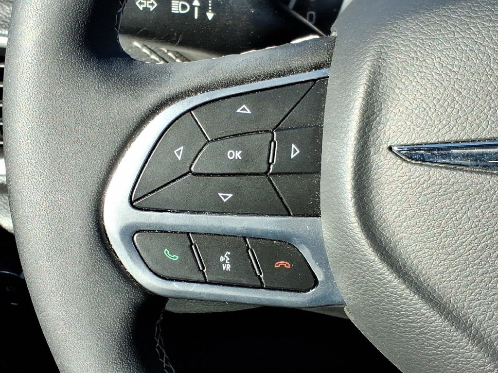 Used 2025 Chrysler Pacifica Select FWD image 24
