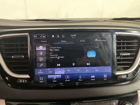 Used 2024 Chrysler Pacifica Touring-L image 18