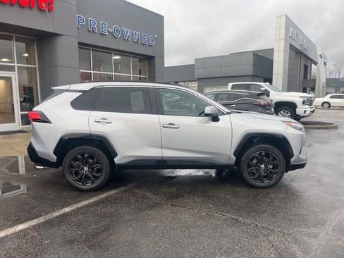 Used 2022 Toyota RAV4 SE image 3