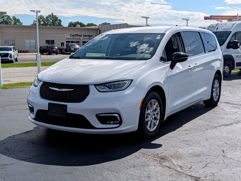 Used 2024 Chrysler Pacifica Touring-L FWD image 3