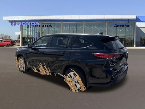 Used 2023 Toyota Highlander LE AWD/4WD image 2