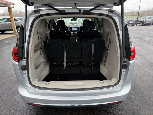 Used 2024 Chrysler Pacifica Touring-L image 6