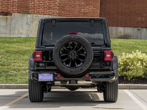Used 2022 Jeep Wrangler Unlimited Sahara AWD/4WD image 25