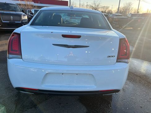 Used 2022 Chrysler 300 Touring w/ Sport Appearance Package image 8