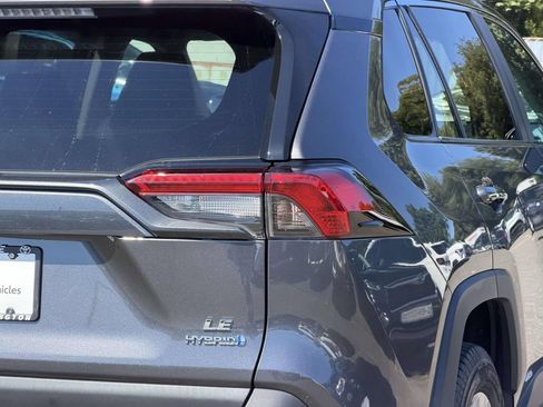 Used 2022 Toyota RAV4 LE AWD/4WD image 11