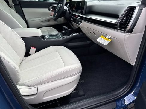 Used 2025 Kia Sorento S w/ Panoramic Sunroof Package FWD image 9