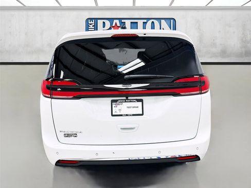 New 2026 Chrysler Pacifica Select image 6