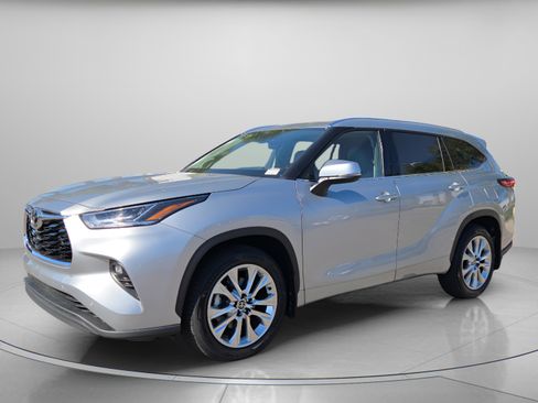 Used 2023 Toyota Highlander L image 3