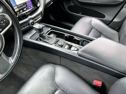 Used 2018 Volvo XC60 T6 Momentum w/ Convenience Package image 11