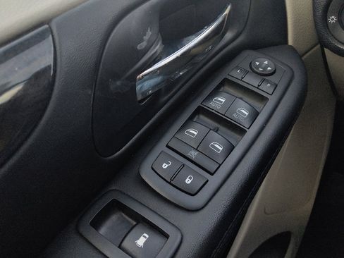 Used 2018 Dodge Grand Caravan SE FWD image 27