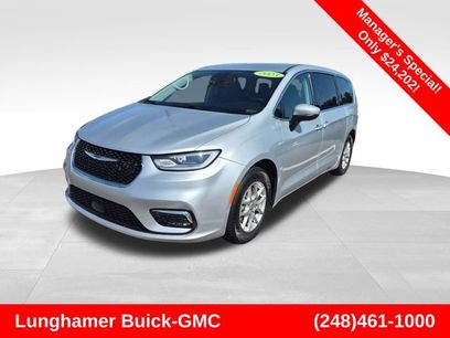 Used 2023 Chrysler Pacifica Touring-L