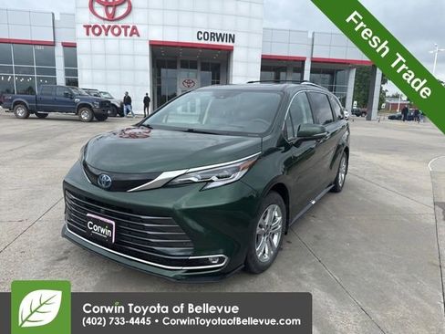 Used 2023 Toyota Sienna Platinum AWD/4WD image 8