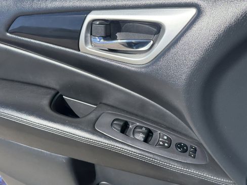 Used 2020 Nissan Pathfinder SV image 23