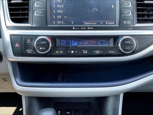 Used 2018 Toyota Highlander XLE FWD image 17