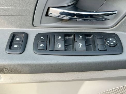 Used 2009 Chrysler Town & Country LX image 17