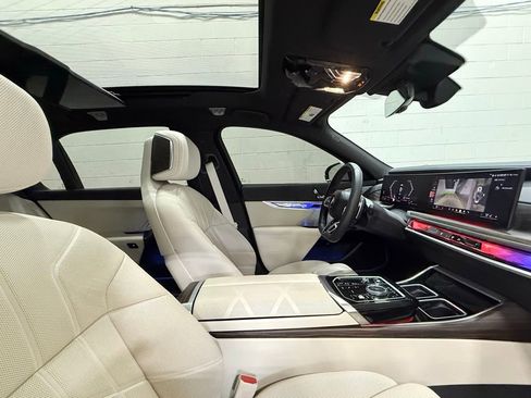 Used 2024 BMW 760i xDrive w/ Premium Package image 45