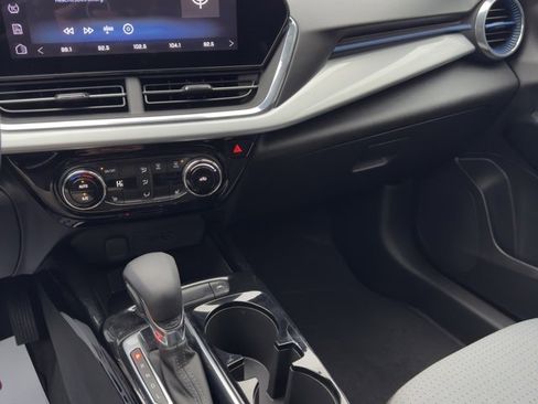 Used 2025 Chevrolet Trax LT w/ LT Convenience Package image 21