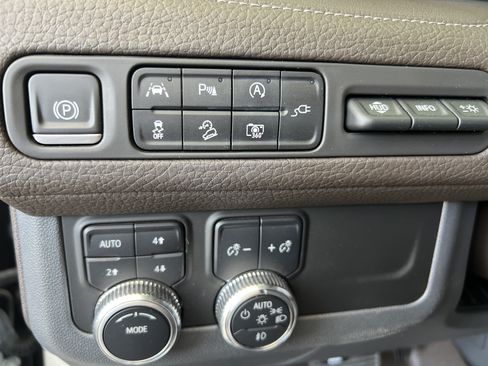 Used 2022 GMC Yukon Denali AWD/4WD image 25