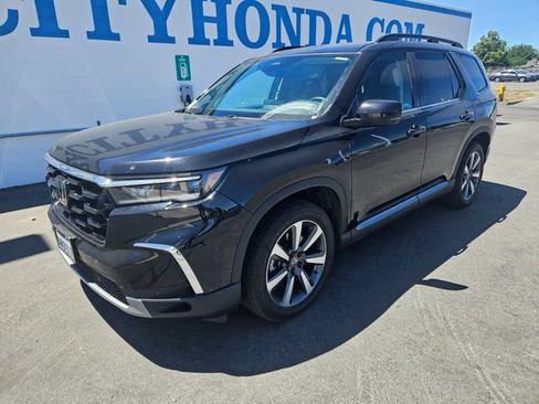 Used 2025 Honda Pilot Touring image 1