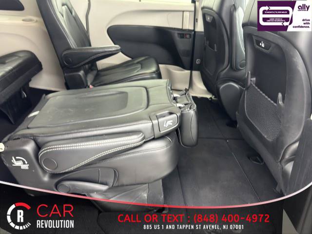 Used 2023 Chrysler Pacifica Touring-L FWD image 53