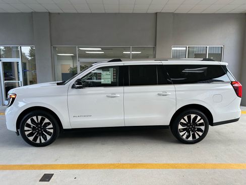 Used 2025 Ford Expedition Max Platinum w/ Driver's Package AWD/4WD image 4