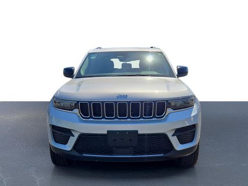 Used 2023 Jeep Grand Cherokee Laredo image 2