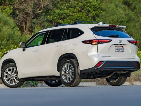 Used 2024 Toyota Highlander Limited image 2